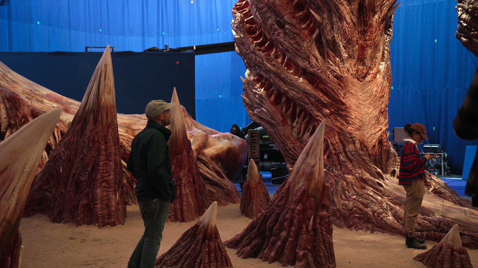 Зато декорации внутренностей получились огромными. По словам одного из членов команды — с футбольное поле