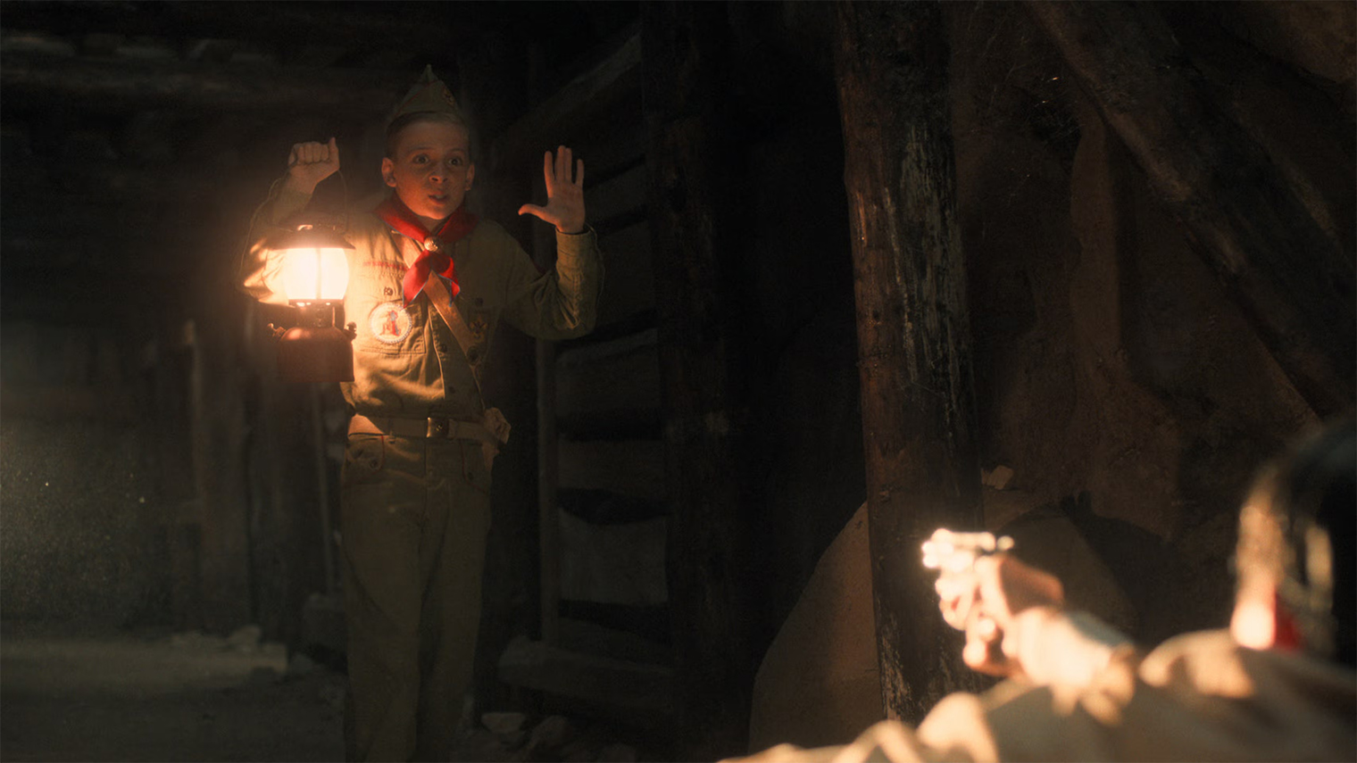 Многие зрители жаловались, что пятый сезон так и не объяснил, кем был ученый, которого встретил Генри. Нам лишь дали понять, что убийство мужчины стало для юного Векны тем самым травматичным воспоминанием, которое блокировало ему доступ в пещеру