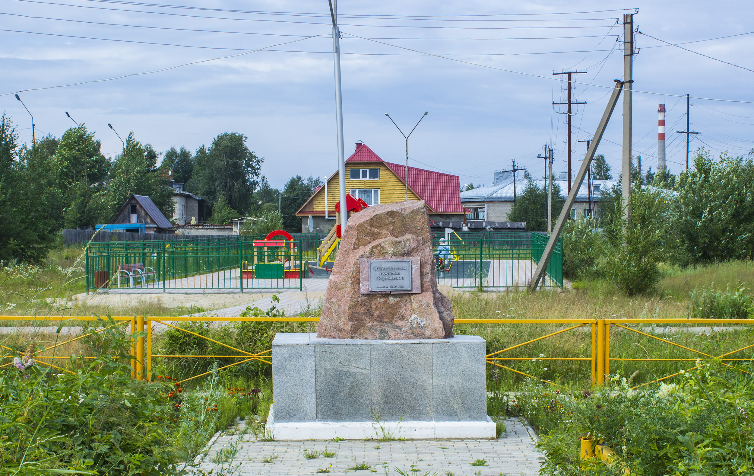 Камень в честь основания деревни Стрежевая