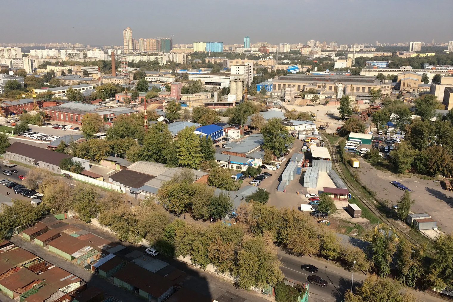 Пример участка для КРТ — часть бывшей промзоны «Октябрьское поле» на улице Берзарина в Москве. Раньше на участке находились заброшенные цеха железобетонного завода. Источник: krt.mos.ru