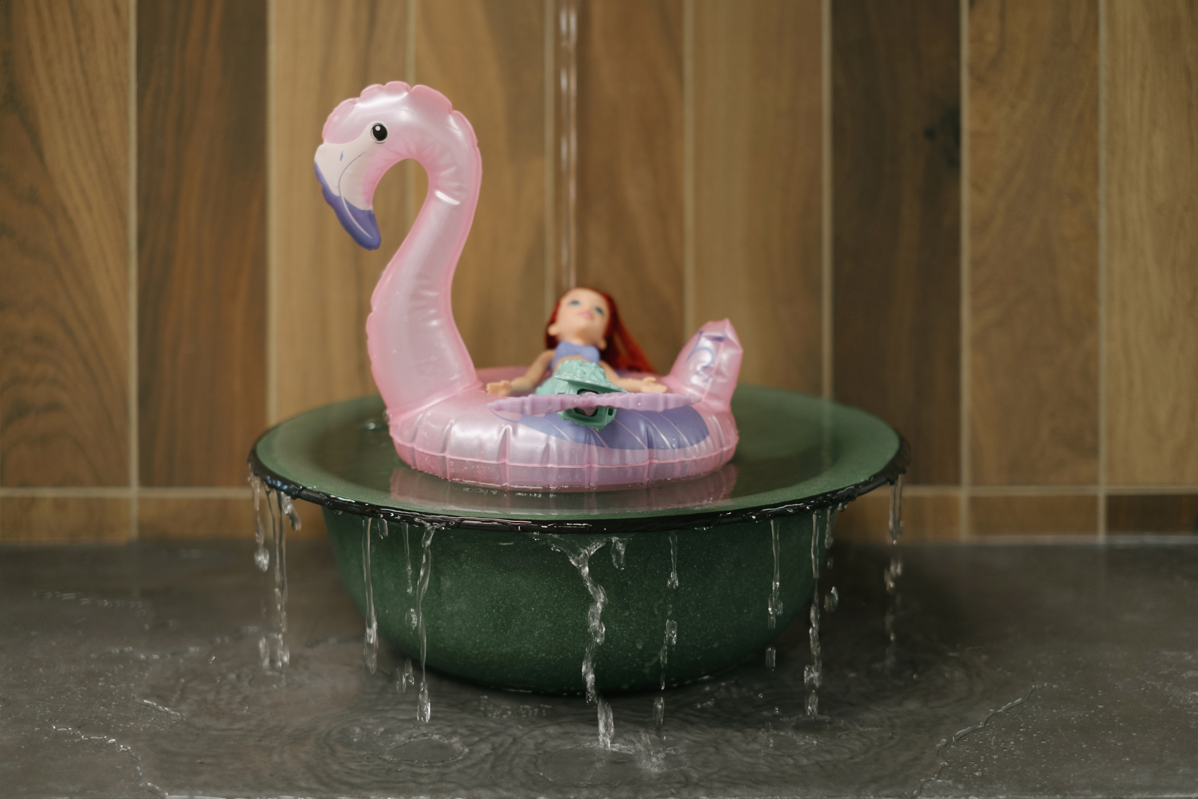 Вот бы сейчас кататься на надувном фламинго, а не думать, как помыть голову в период отключения горячей воды