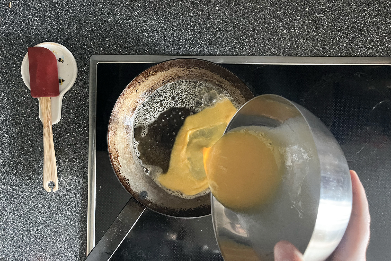 Яйца можно вливать в сковороду, когда масло начинает активно пениться. Это значит, что температура сковороды оптимальная