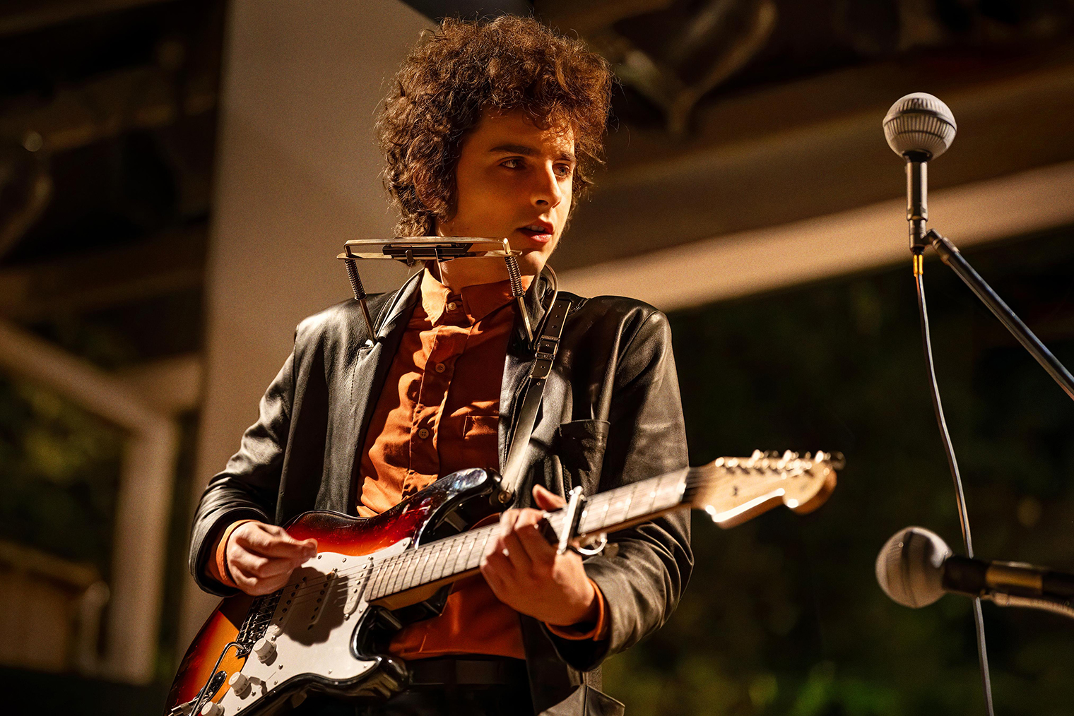 Со времени работы над байопиком о Дилане радикально изменился стиль Шаламе. Актер окончательно отошел от образа тихого и меланхоличного паренька. Коротко постригся, отрастил усы, а элегантные наряды сменил на мешковатые штаны и яркие рубашки. © Searchlight Pictures