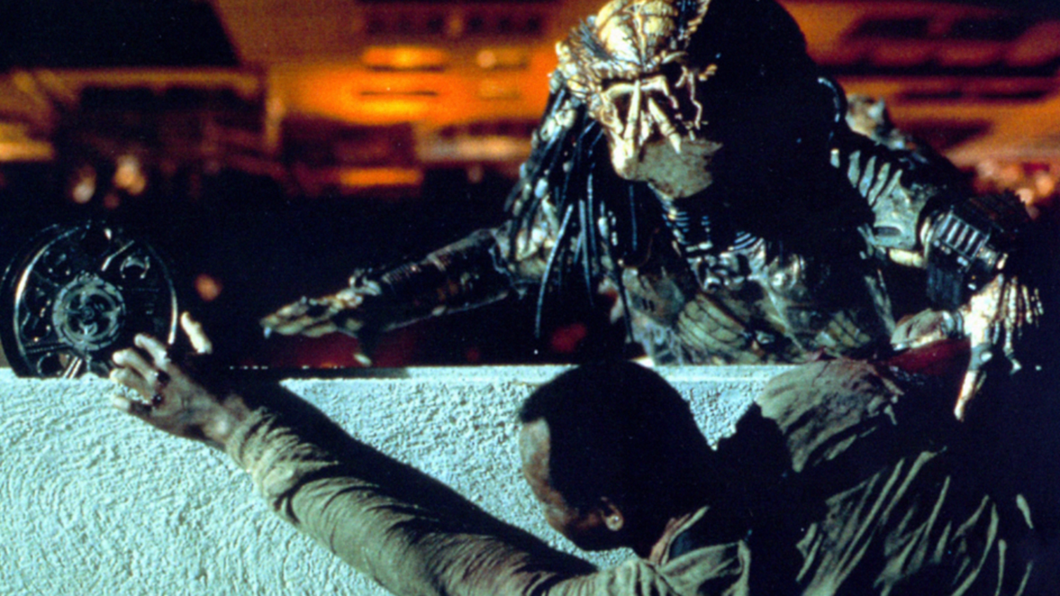 Изначально в фильм хотели снова пригласить Арнольда Шварценеггера, но он отказался. Поэтому авторы выбрали звезду «Смертельного оружия» Дэнни Гловера