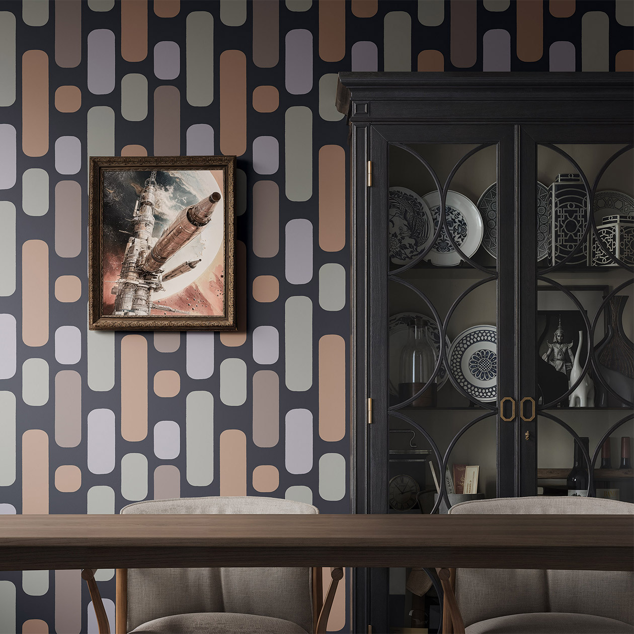 Более спокойный вариант для современного интерьера, с низкой контрастностью — это достигается за счет крупного принта. Этот узор поддержан округлой расстекловкой в буфете и спинками стульев. © loymina.ru