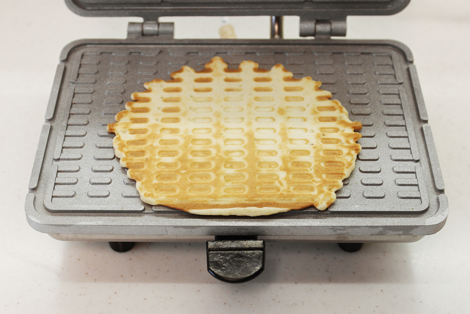 Шаг 5. Проверьте готовность вафли: она должна быть румяной и легко отставать от панели. Выложите на плоскую тарелку