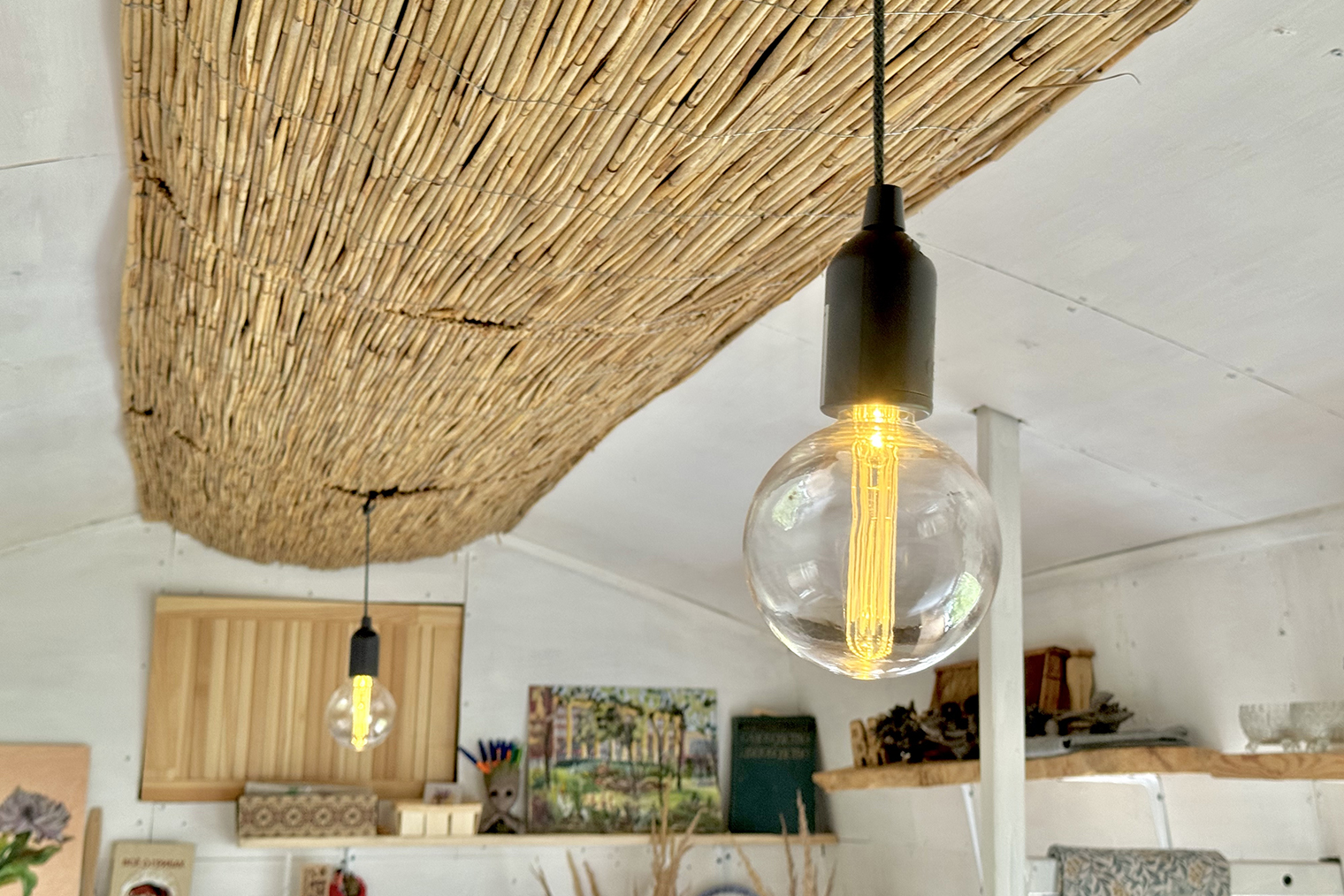 Двух лампочек хватает, чтобы осветить бытовку