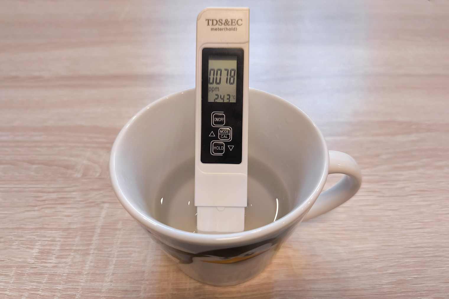 У воды после фильтрующей системы с обратным осмосом жесткость меньше 1 °Ж. Но я использую минерализатор. Он позволяет немного поднять концентрацию солей кальция и магния, которые все-таки необходимы организму, а еще делают воду вкуснее. В итоге жесткость воды выходит 1,6 °Ж