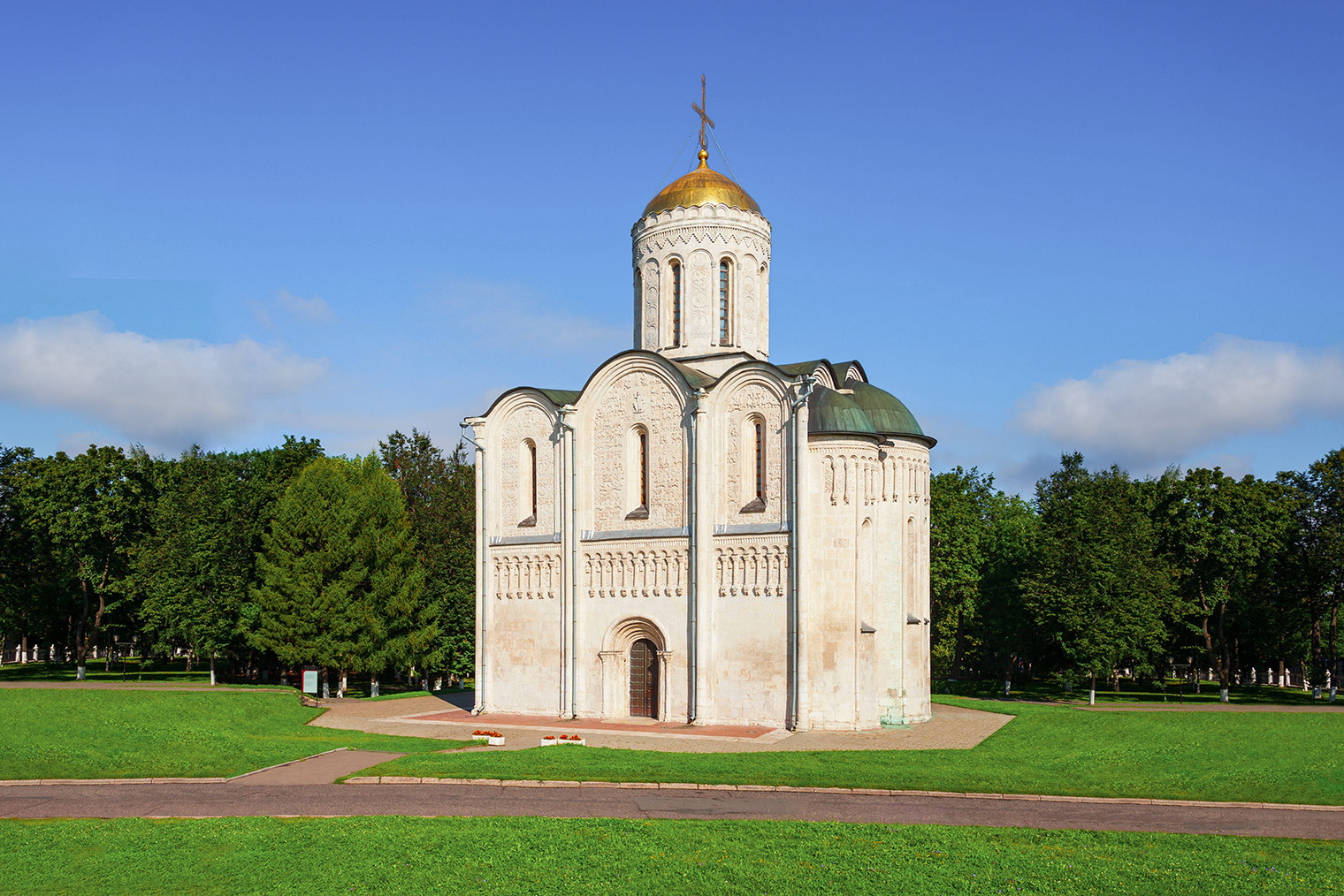 Дмитриевский собор стоит рядом с ним. Фотография: saiko3p / Shutterstock / FOTODOM