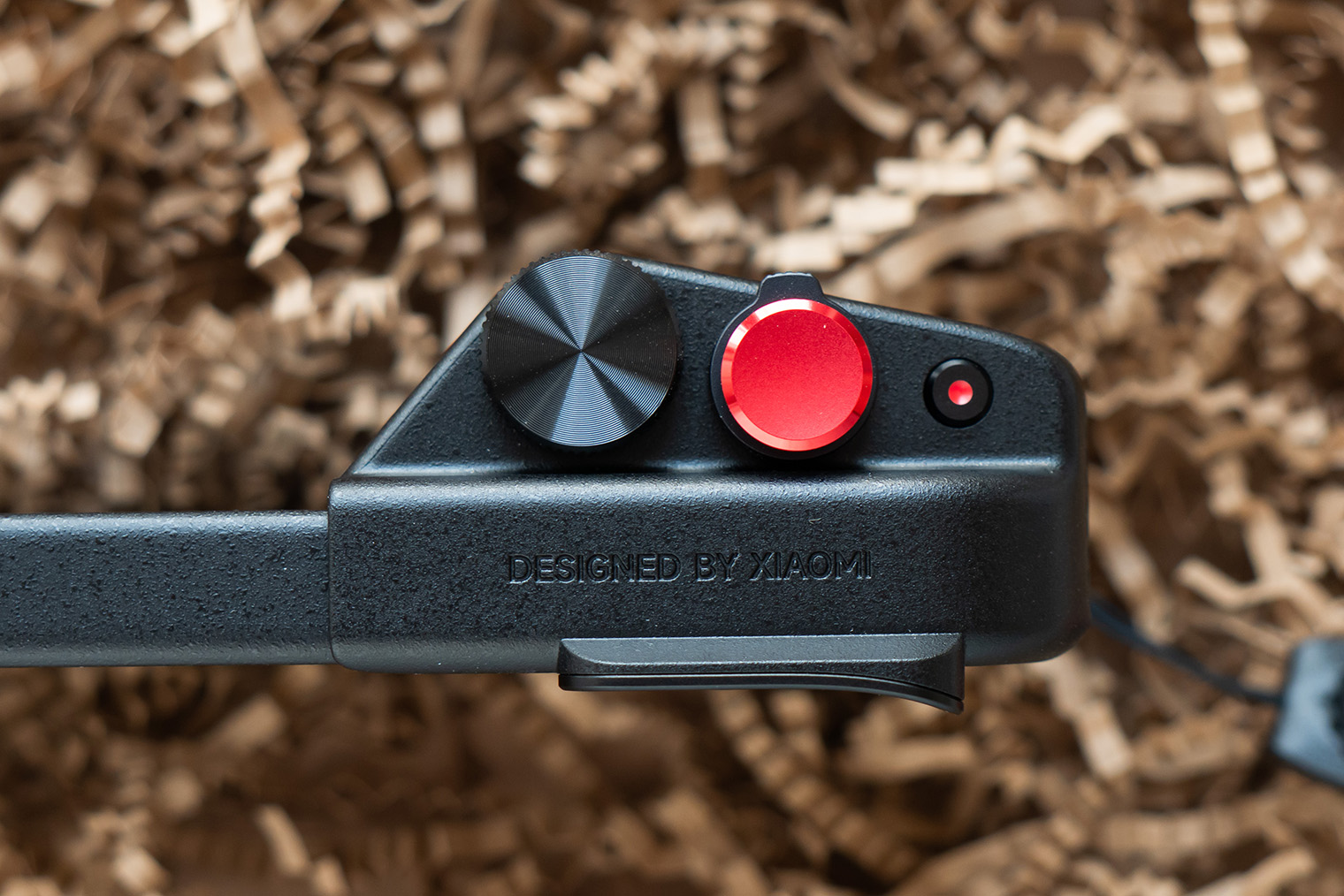 Внутри съемной рукоятки спрятан дополнительный аккумулятор, а сверху — кнопки и крутилки, как у фотоаппарата: спуск затвора, кнопка записи видео и диск для быстрого переключения параметров