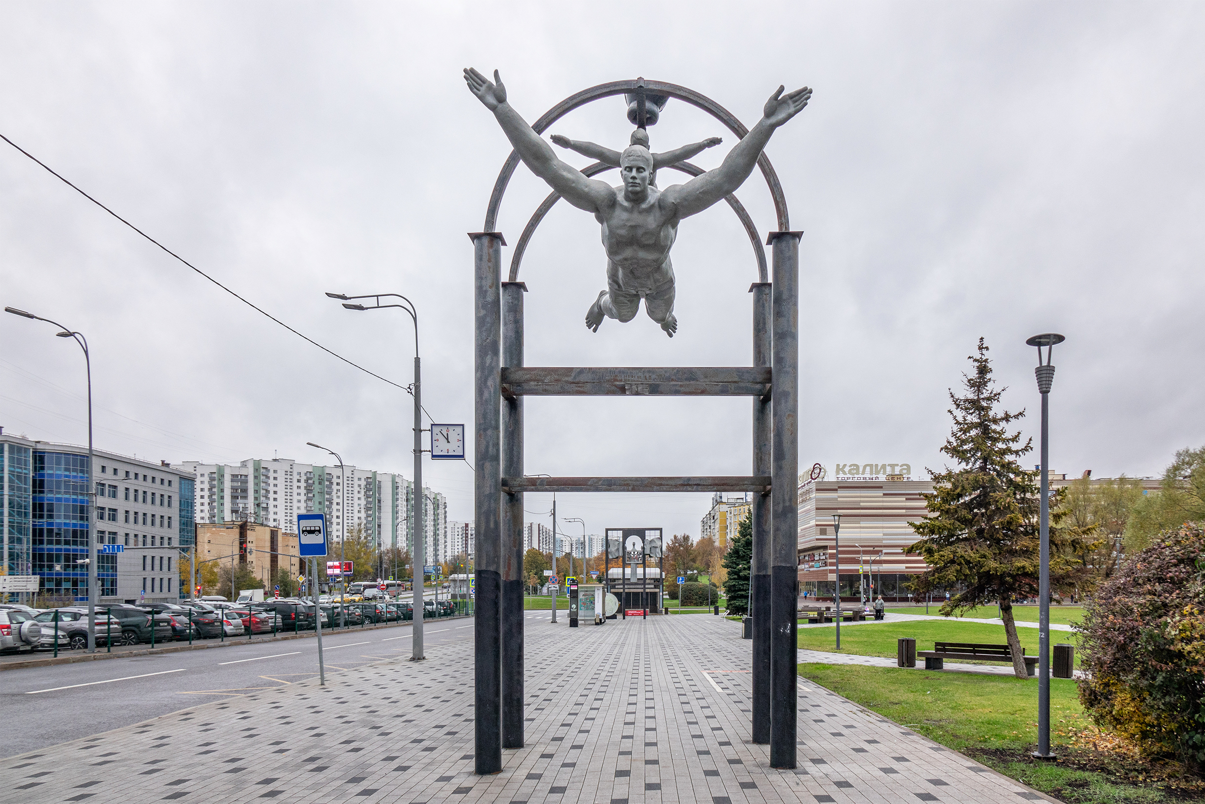 Скульптура «Парящие», по задумке автора, символизирует важность тесной связи отца и сына и показывает, что вместе они могут все преодолеть. Но местные жители ее не любят и даже пытались надеть на мальчика семейные трусы, чтобы тот не летал голым