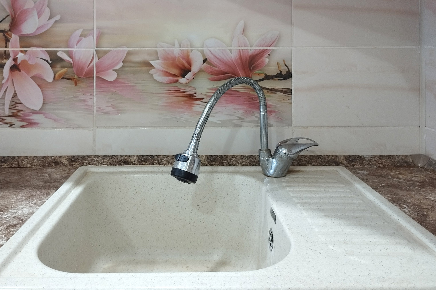 Стоит хоть раз забыть протереть мойку насухо — и разводы появляются снова