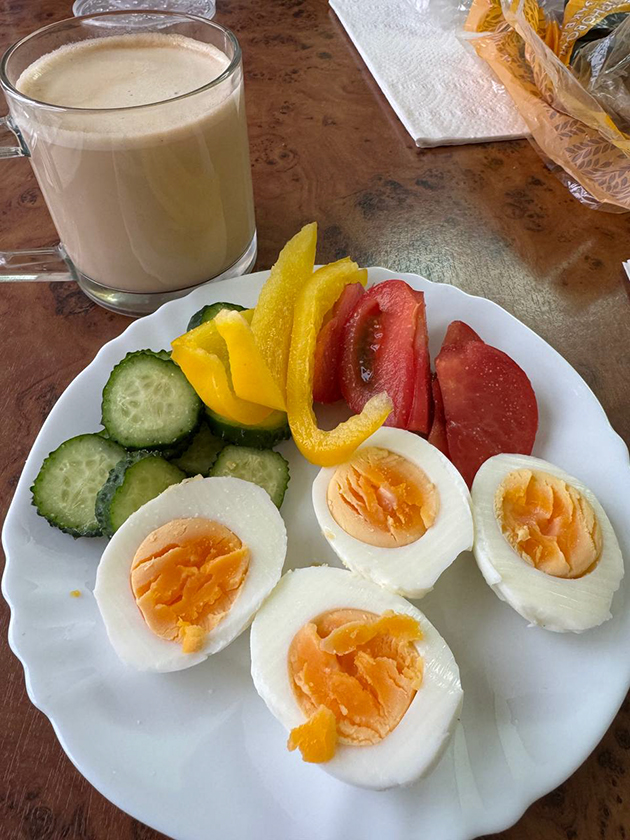 Сегодня завтрак снова довольно простой: яйца и овощи