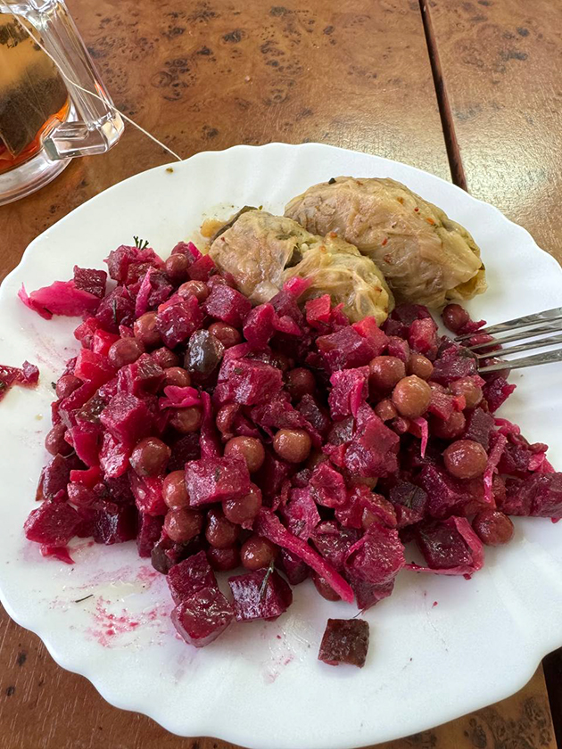 Доедаю голубцы, которые не съела вчера, с винегретом