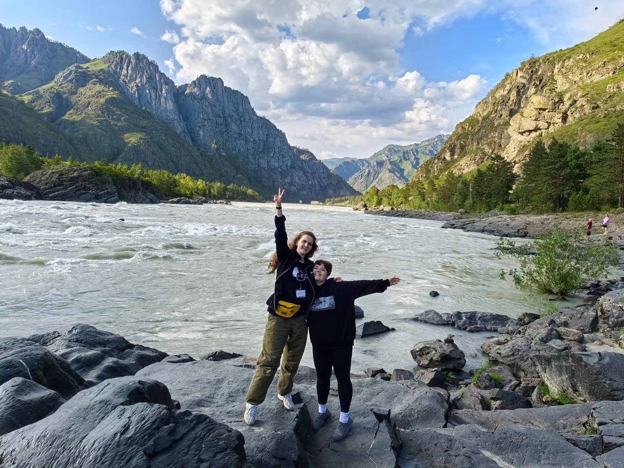 Чудесные виды Алтая, которые сопровождали нас всю смену. Рядом со мной волонтер и моя подруга Света