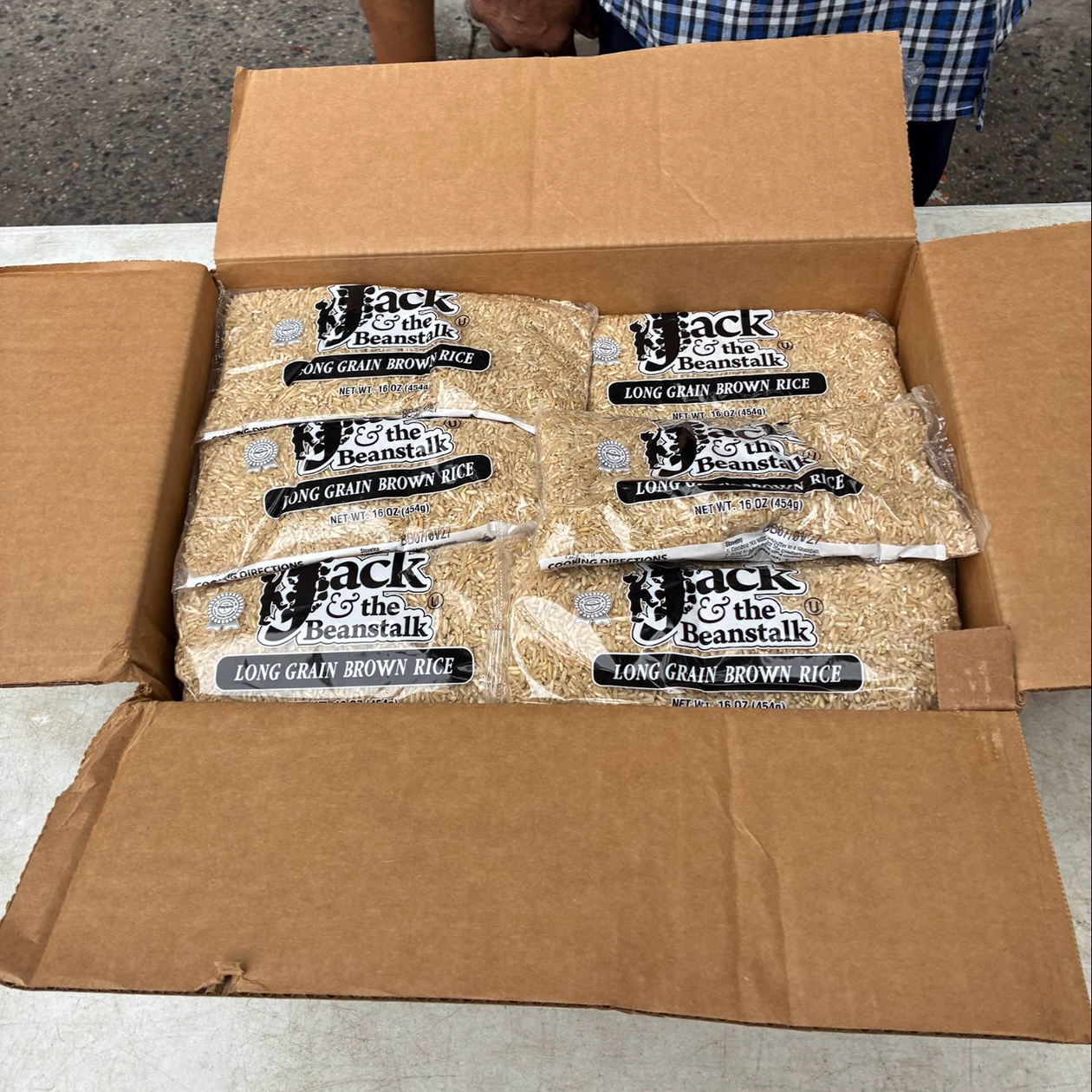 Продукты приходят оптом в коробках, потом сортируются