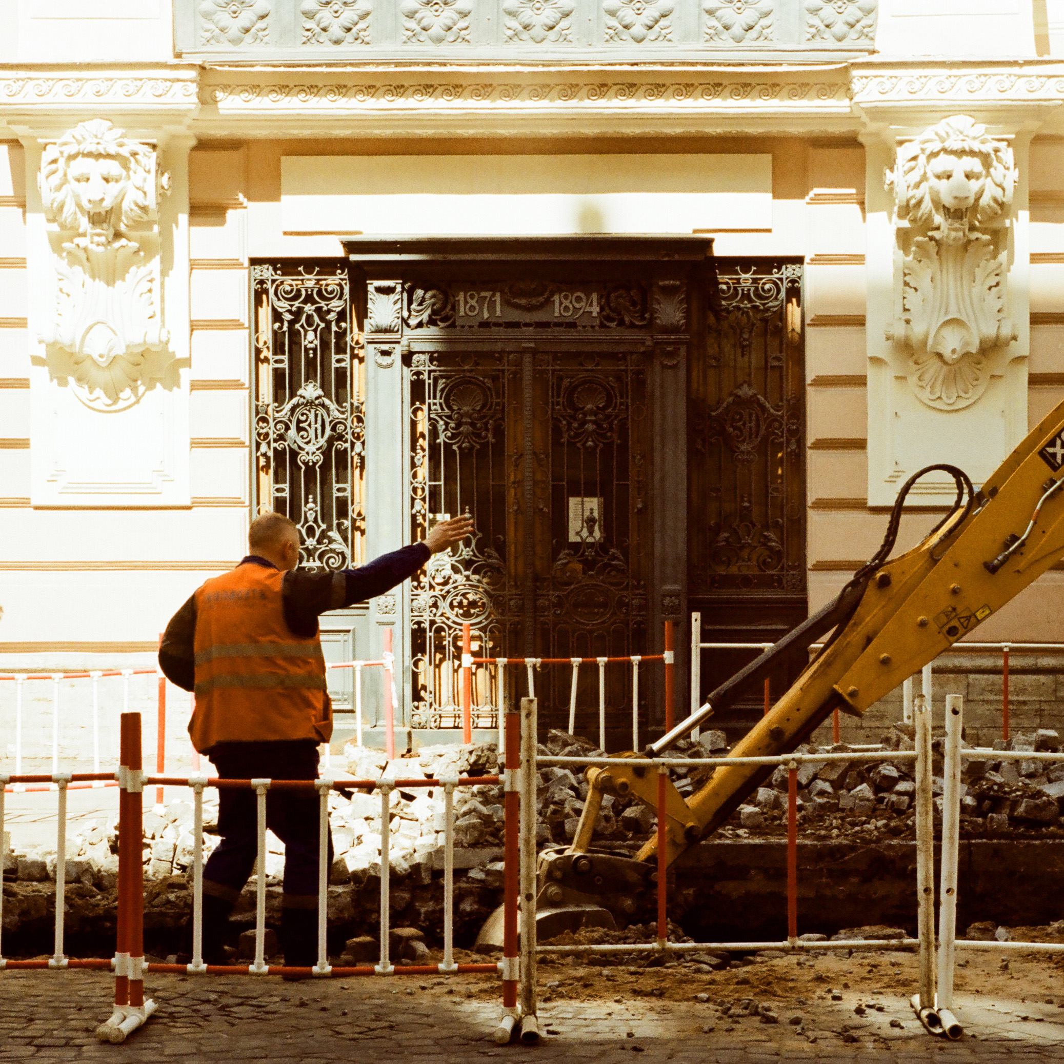 Бывшее здание Общество взаимного кредита уездного земства — теперь гостиница Cosmos (Итальянская, 8)