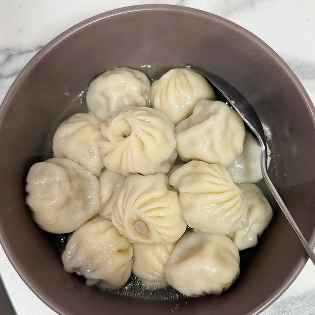 Ужинаю буузиками — так производитель назвал маленькие буузы, они больше похоже на пельмени