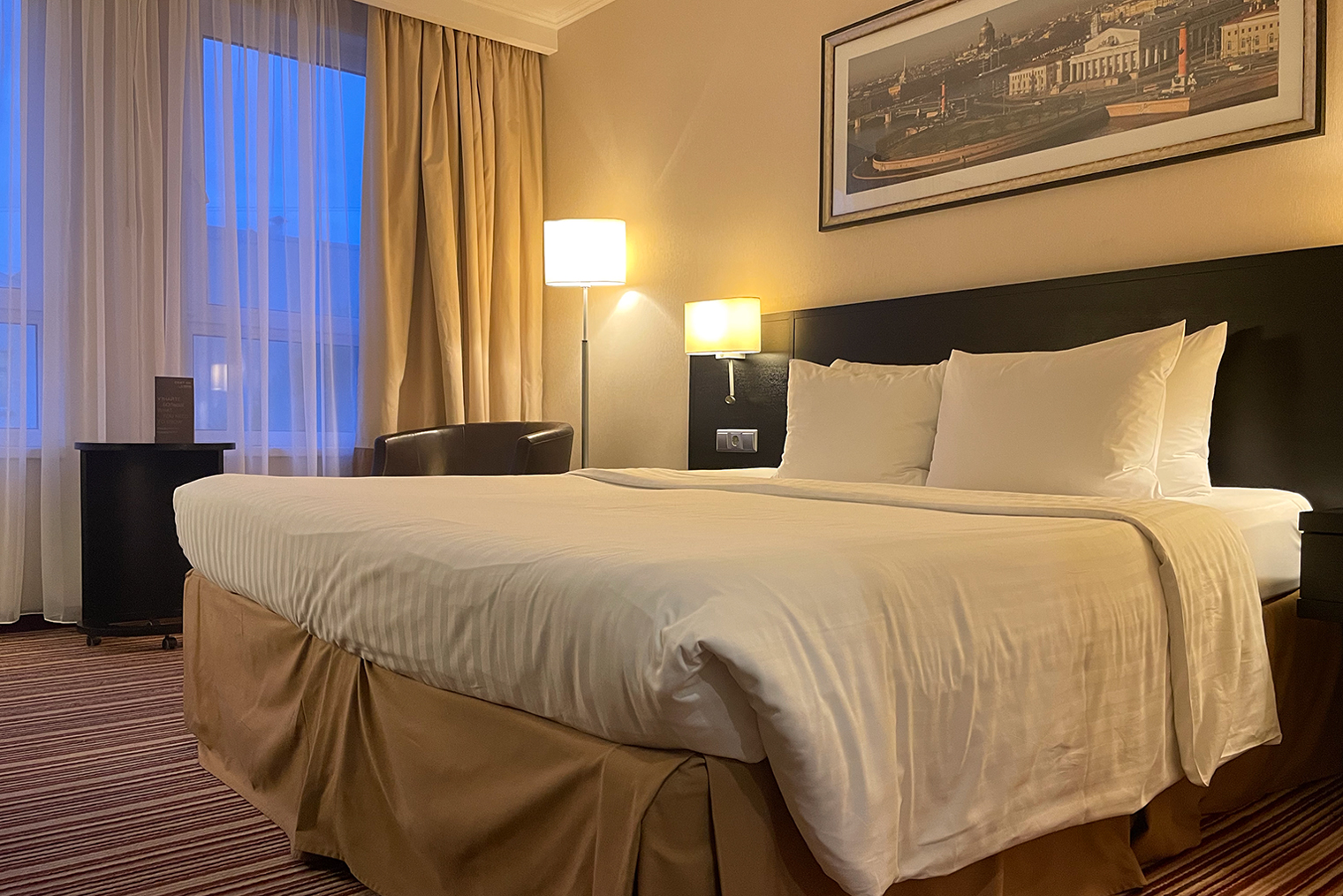 В четырехзвездочном отеле Cort Inn, бывшем Mariott, периодически получается пожить дешевле, чем обычно, — по акции
