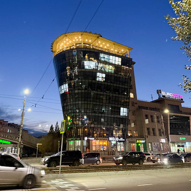 Едем на квиз. Местные назвали это здание унитазом из-за его формы