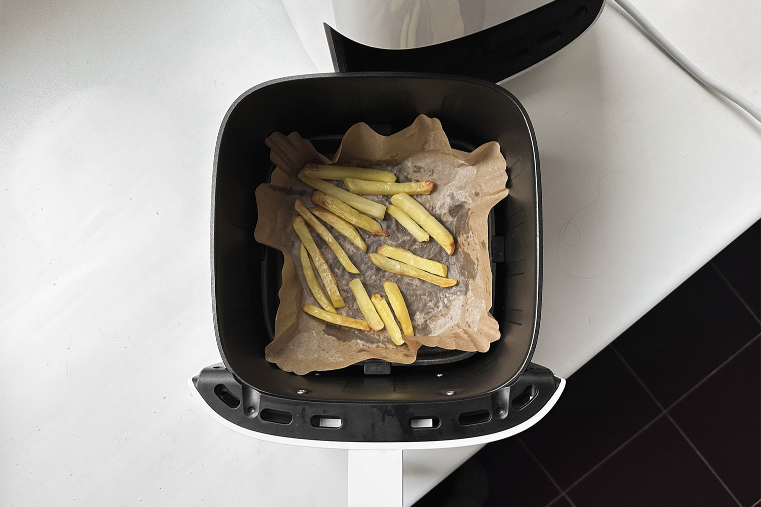 Шаг 5. Снова выложите брусочки в аэрогриль. Готовьте при 165 °C еще 10 минут. Повторите шаги 4—5, чтобы сделать еще несколько порций