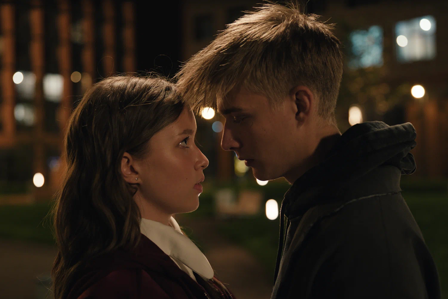 Несмотря на то что романтическая линия — одна из основных и проходит через весь фильм, героям за все это время удается только обняться. Все-таки рейтинг 6+