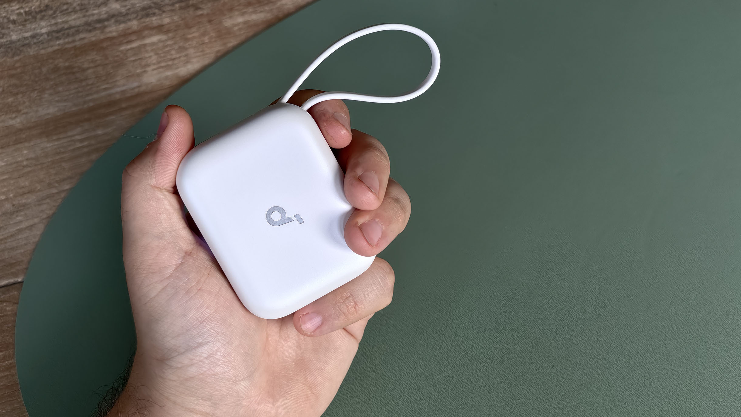 Кейс крупный, но немаркий и ощущается надежным