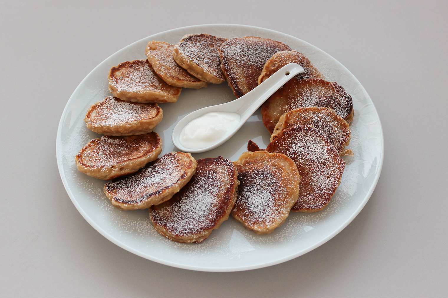 Шаг 6. Готовые оладьи перед подачей по желанию украсьте сахарной пудрой