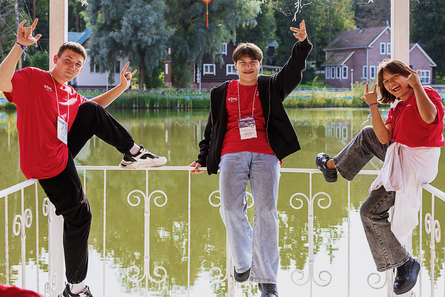 Я — в центре — в Кампусе фонда