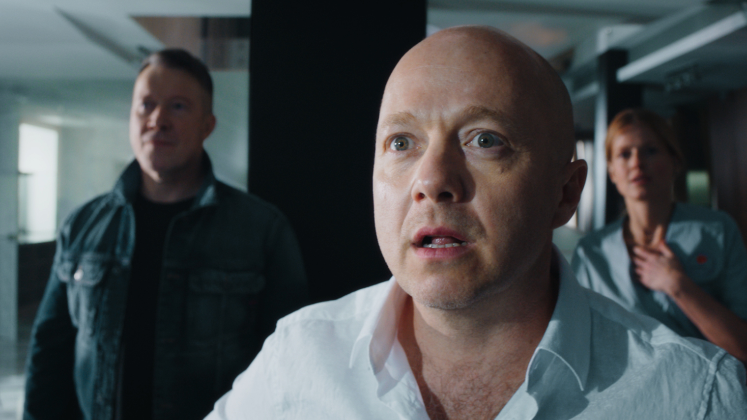 Персонажа Стычкина в книжке не было вовсе. Его добавили в фильм, чтобы создать дополнительный слой натужной драмы: попробуйте угадать, почему богач так одержим идеей криозаморозки?