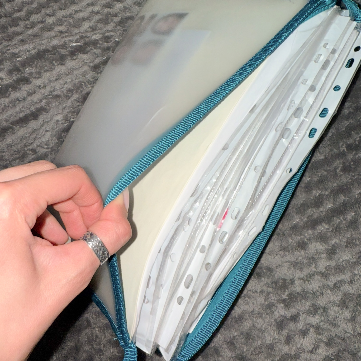 Одна из моих кип документов — у меня таких четыре. Храню вместе все бумаги для ВНЖ, страховок и аренды жилья. За шесть лет во Франции я привыкла к местной бюрократии, поэтому держу наготове документы на любой запрос