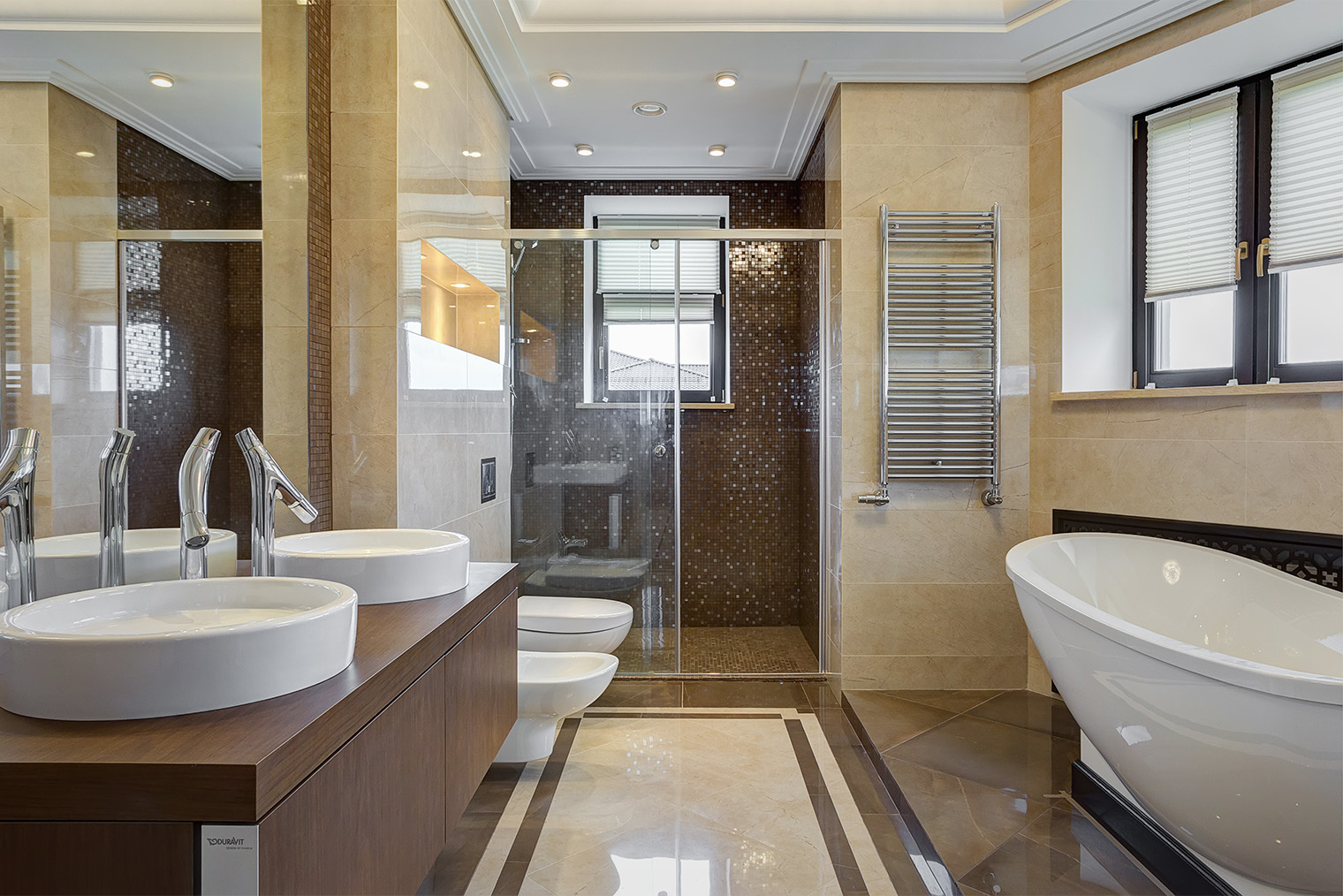 В большой ванной комнате вариантов расстановки и дизайна сантехники больше. Например, можно использовать ванну в виде чаши и напольный смеситель к ней. Источник: Artserstudio / Sutterstock