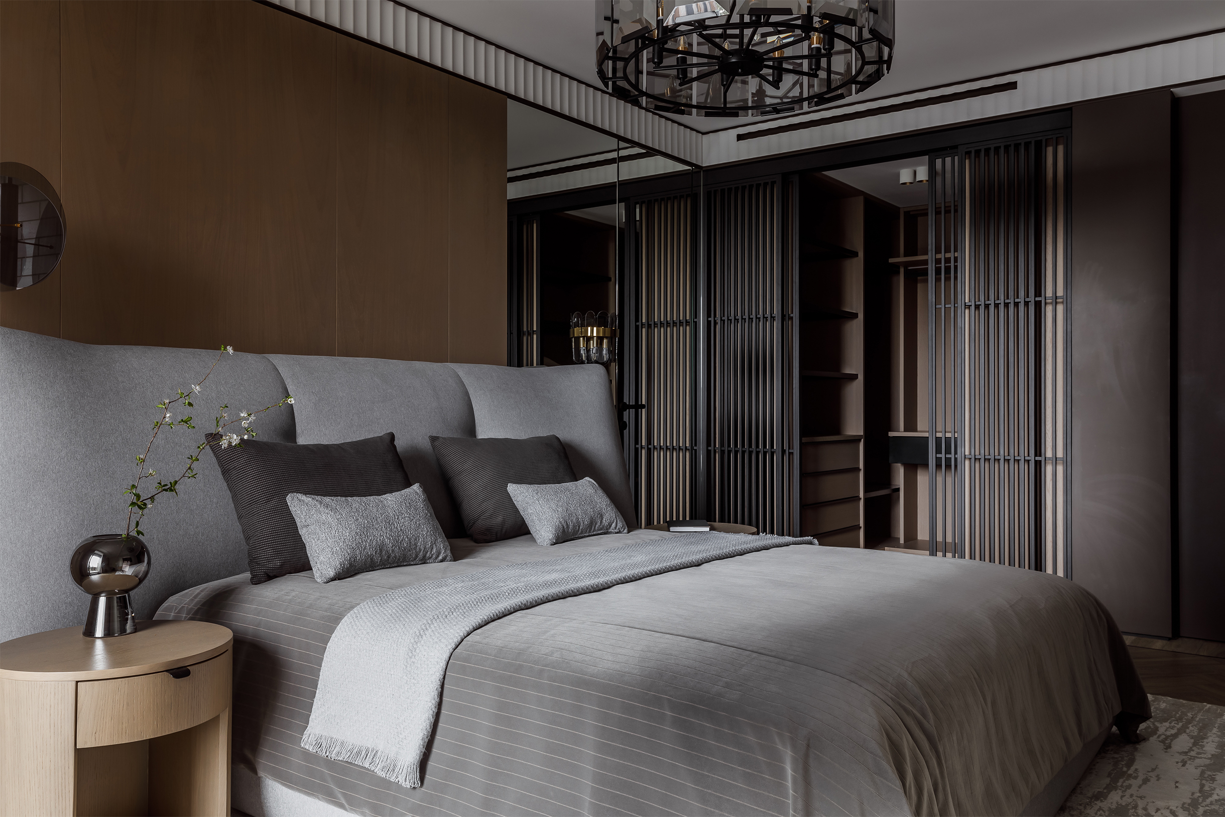 Золотой ободок на бра сочетается с деревянными панелями за счет общего оттенка