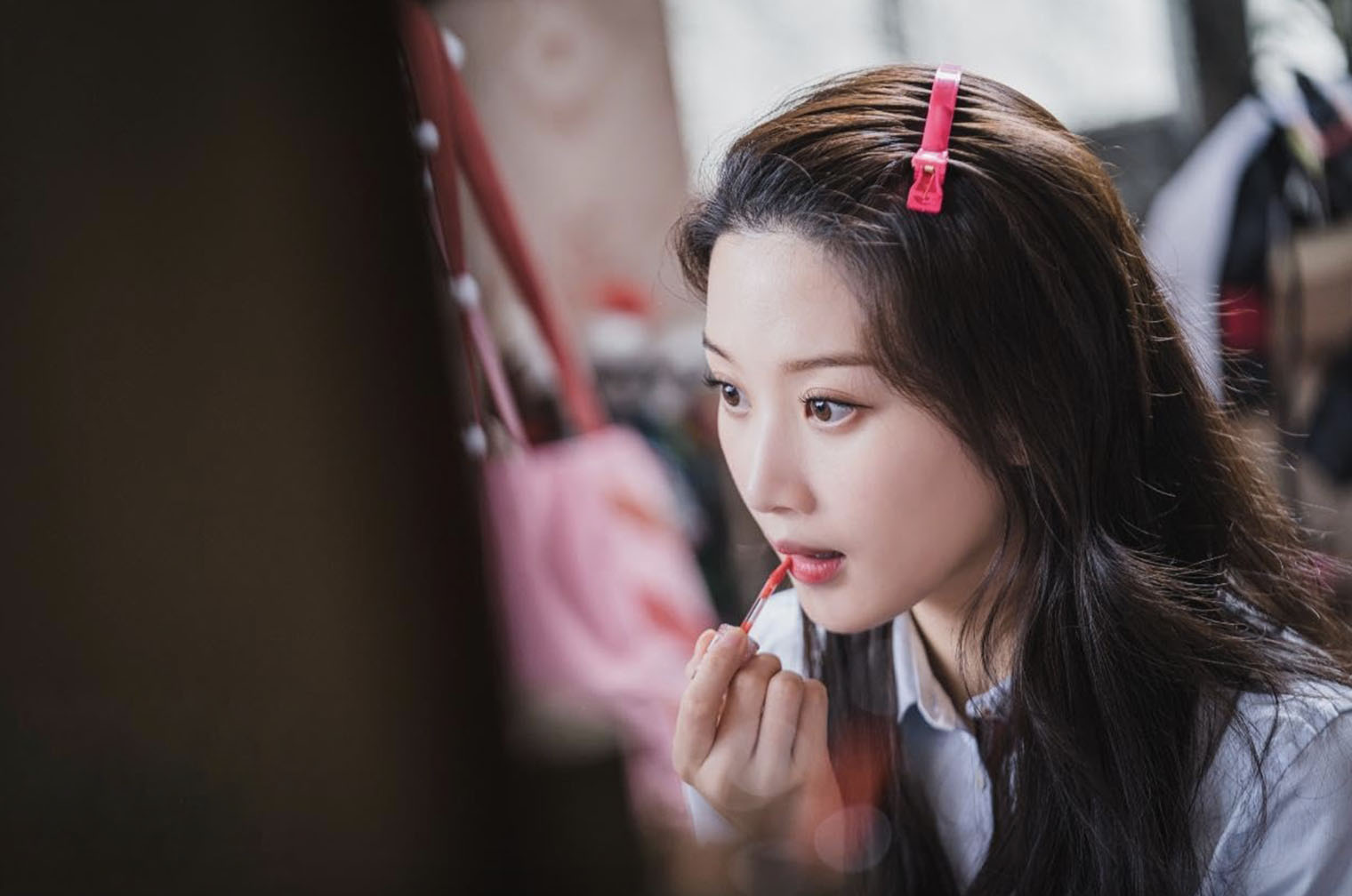 В интервью для Elle Korea актриса Мун Га-ён упомянула, что на съемках «Истинной красоты» она словно заново окунулась в атмосферу школьных будней. © tvN