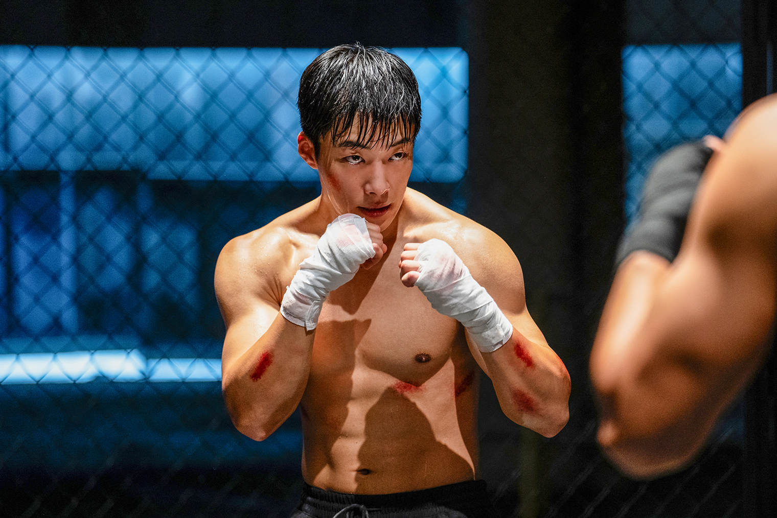 У До-хван рассказал, что съемки второго сезона оказались самыми тяжелыми в его карьере. Актер выполнял все бои самостоятельно. Он специально набрал 13 кг, чтобы увеличить мышечную массу. Иногда тренировки были настолько тяжелыми, что До-хвану приходилось принимать обезболивающее. © Netflix