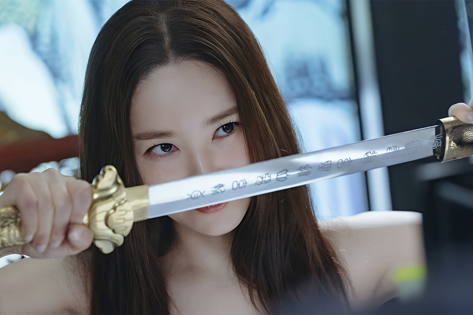 Для Пак Мин-ён роль социопатки-аферистки непривычна. Актриса известна по ромкомам, например по сериалу «Что случилось с секретарем Ким?», или драматическим историям вроде «Выходи замуж за моего супруга!». Актриса призналась, что именно необычный характер героини ее и привлек. Кадр: TV Chosun