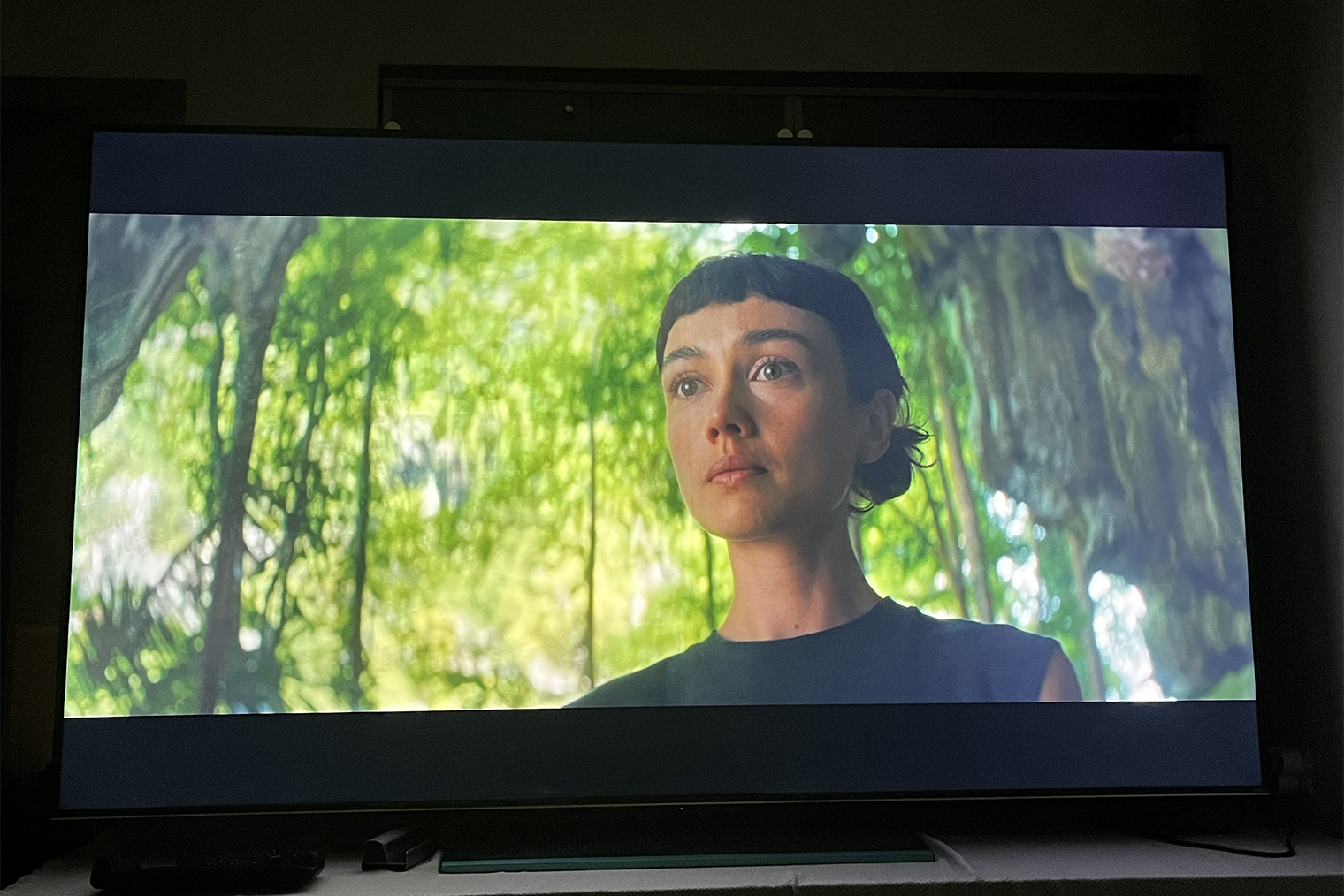 Особенность Mini-LED: на фото экран иногда выходит пересвеченным, хотя на самом деле в этот момент черный цвет выглядел глубоким, без серо-синего оттенка