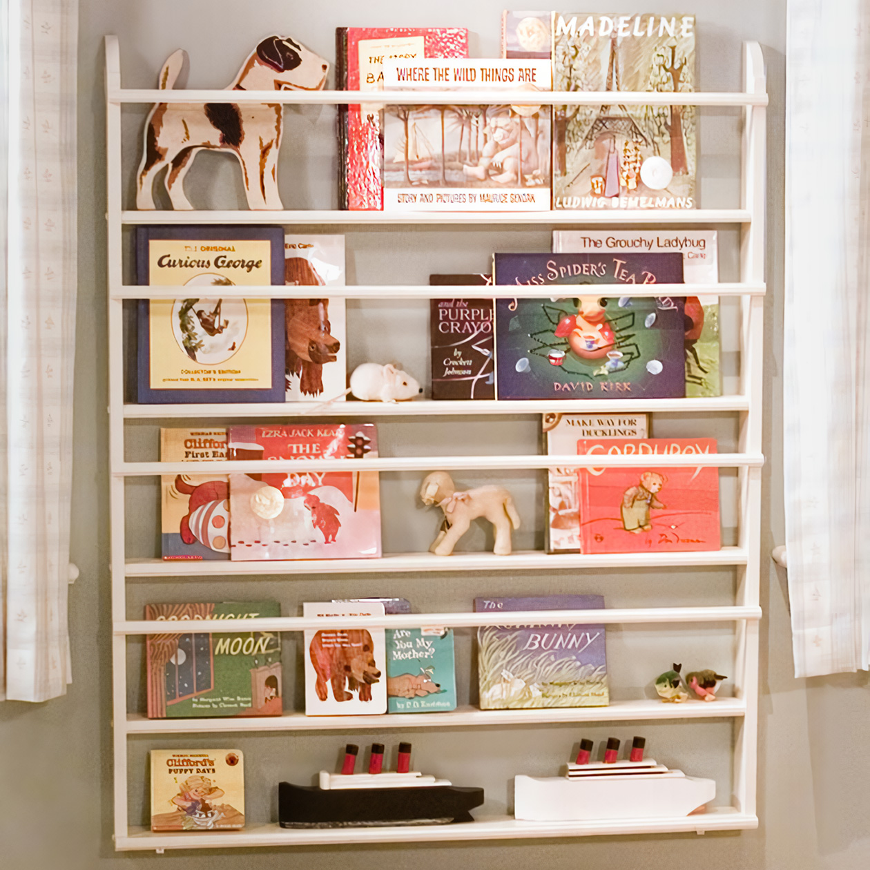 На такой полке книги становятся элементом декора и привлекают внимание наравне с игрушками. Фото: Martha Stewart / Pinterest