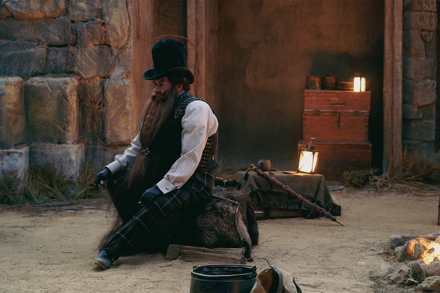 В этот раз накладная борода у актера еще больше. По словам Бондарчука, на съемках требовалось трое человек просто для того, чтобы переносить ее с места на место