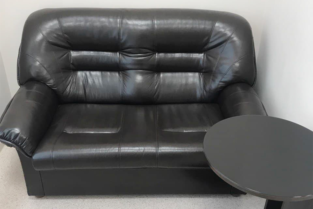 Черный кожаный диван в палате, собеседование на таком не провести