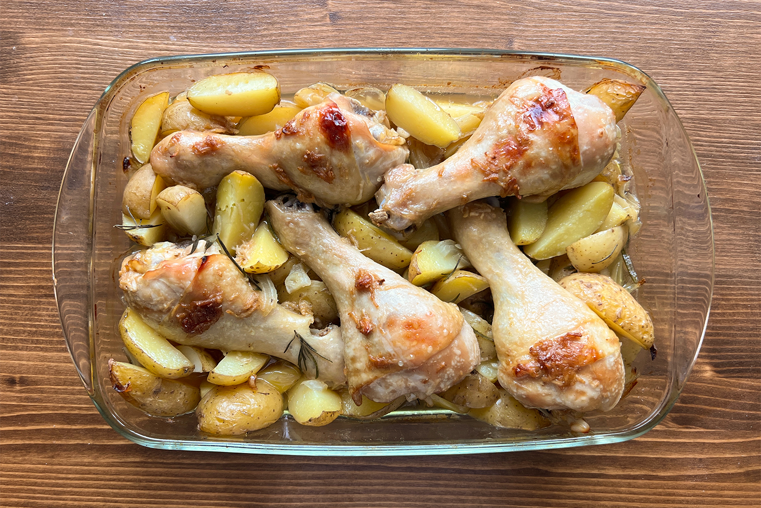 Готовые куриные ножки с картошкой в духовке