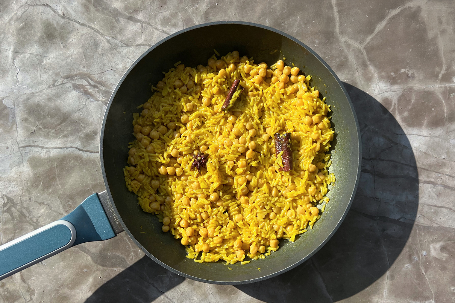 Готовый гарнир из риса с нутом