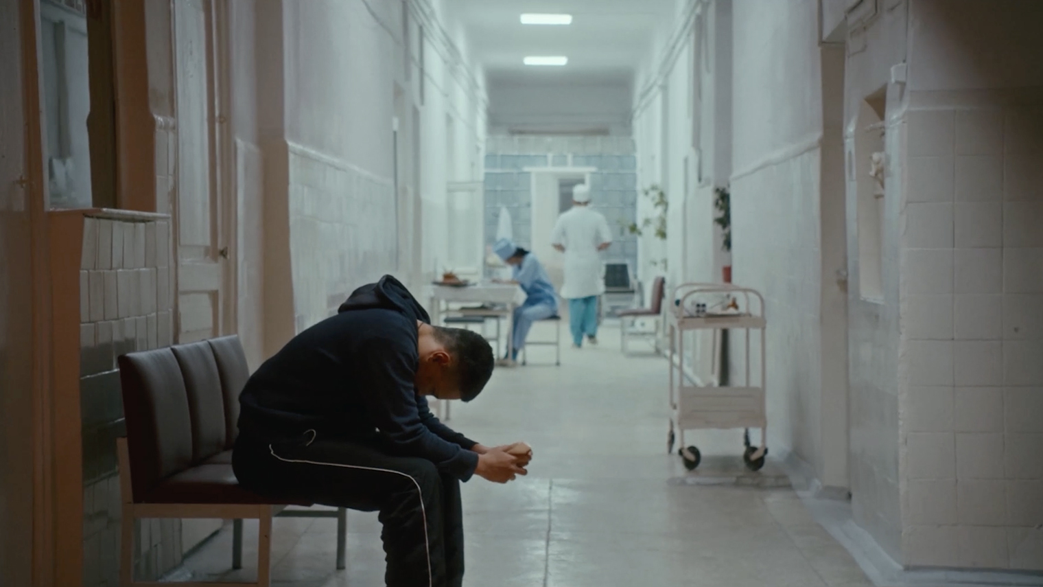 Порой сериал больше напоминает не вдумчивую криминальную историю, а видеооткрытку из мессенджера с пацанским посылом «Брат, не гони за рулем». Или «Любви достойна только мама»