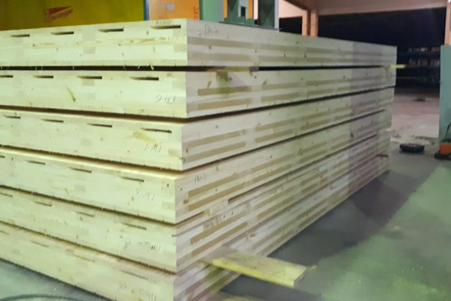 В России делают утепленные CLT, где часть внутренних ламелей замещена утеплителем. Такие панели производит компания «Промстройлес»: при толщине плиты 120 мм коэффициент сопротивления теплопередаче R получается 1,7, а при толщине 280 мм — до 7,5, что в два раза превышает норму для Сибири. © pslcomp.ru