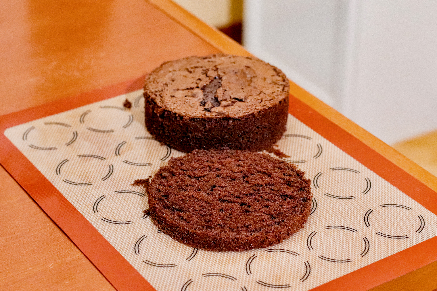 По такому же принципу можно нарезать бисквит ниткой. Лучше взять капроновую или нейлоновую, так срез будет ровнее