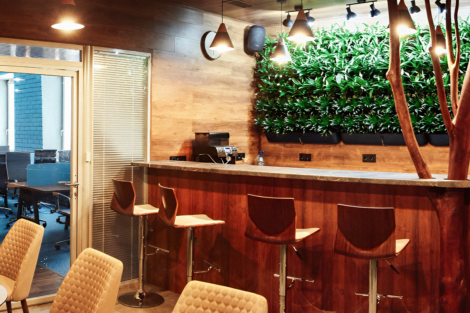 Есть отдельная комната, где можно попить кофе. Источник: context.place