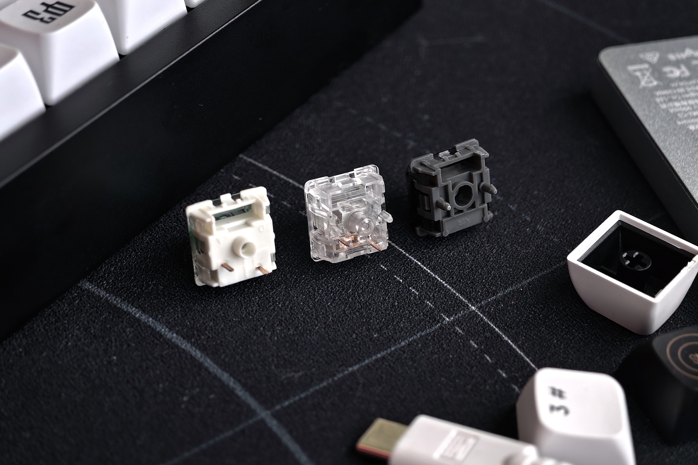 Три распространенных типа переключателей для клавиатур: с тремя штырьками, с двумя штырьками и магнитные без металлических контактов. В обычной клавиатуре свичи с датчиком Холла не заработают. И наоборот тоже