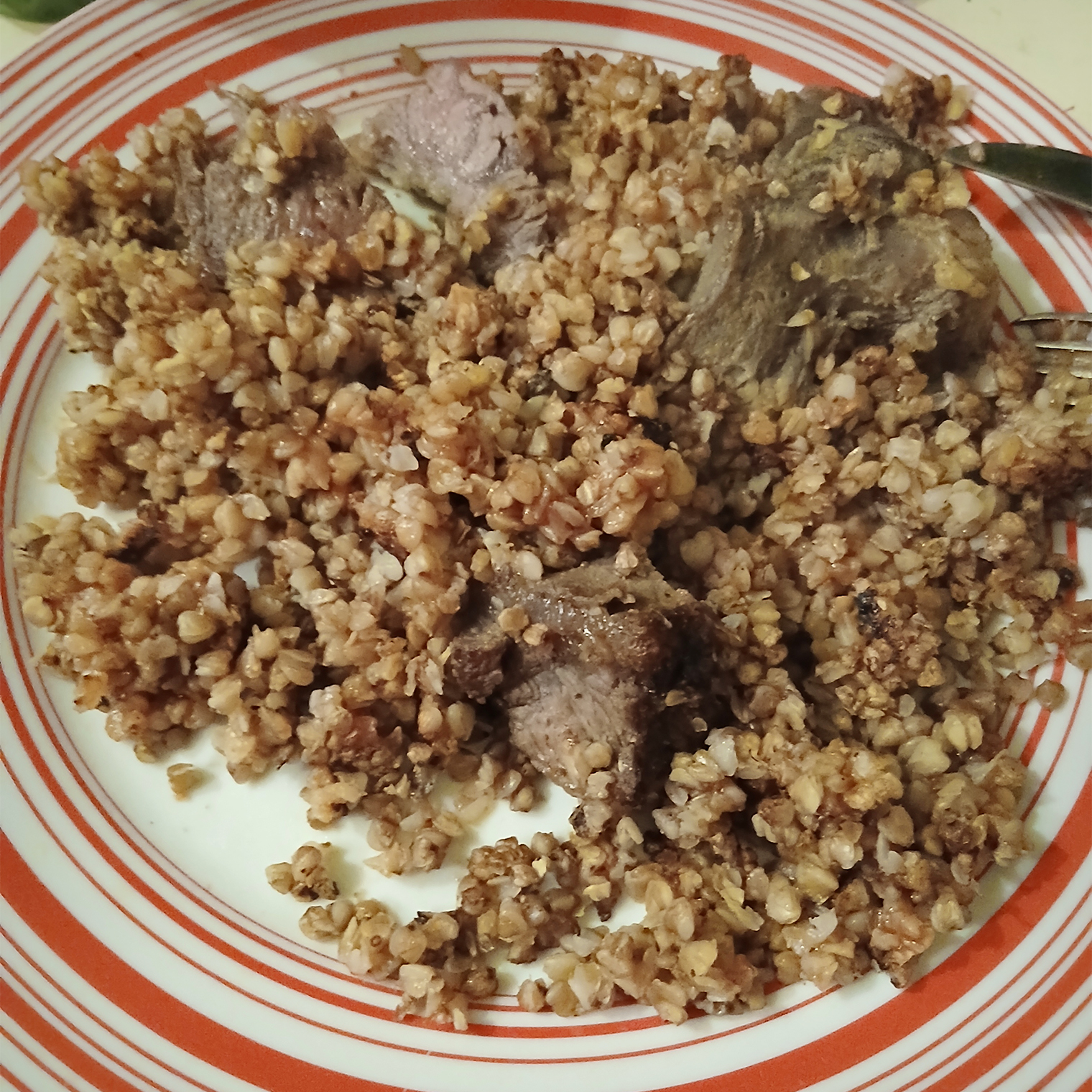 Приготовила мясо с гречкой на ужин и завтрашний обед