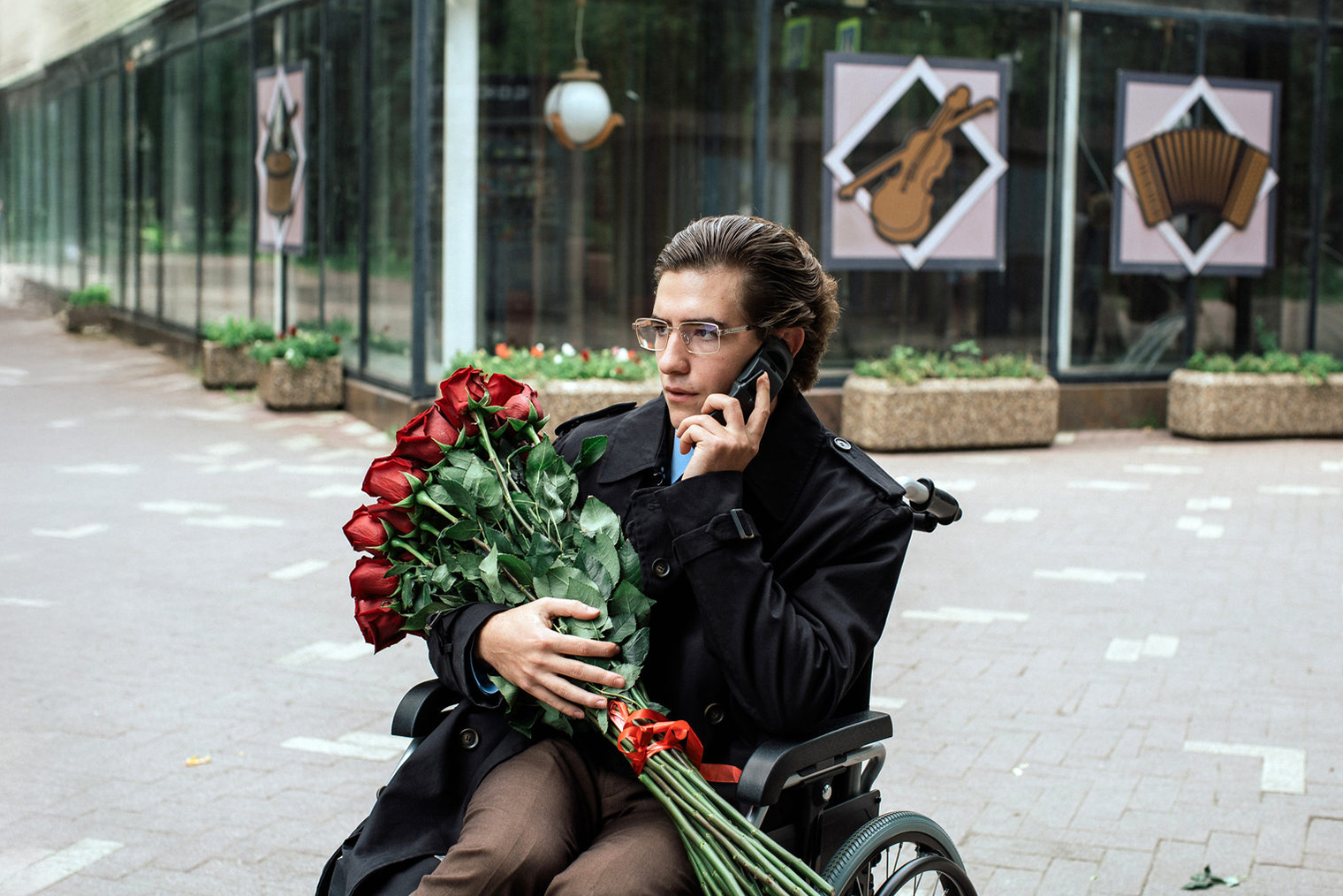 Воннаби-коммерсант Эйнштейн прикован к инвалидному креслу, но, по иронии сценаристов, возглавляет «общественное движение»