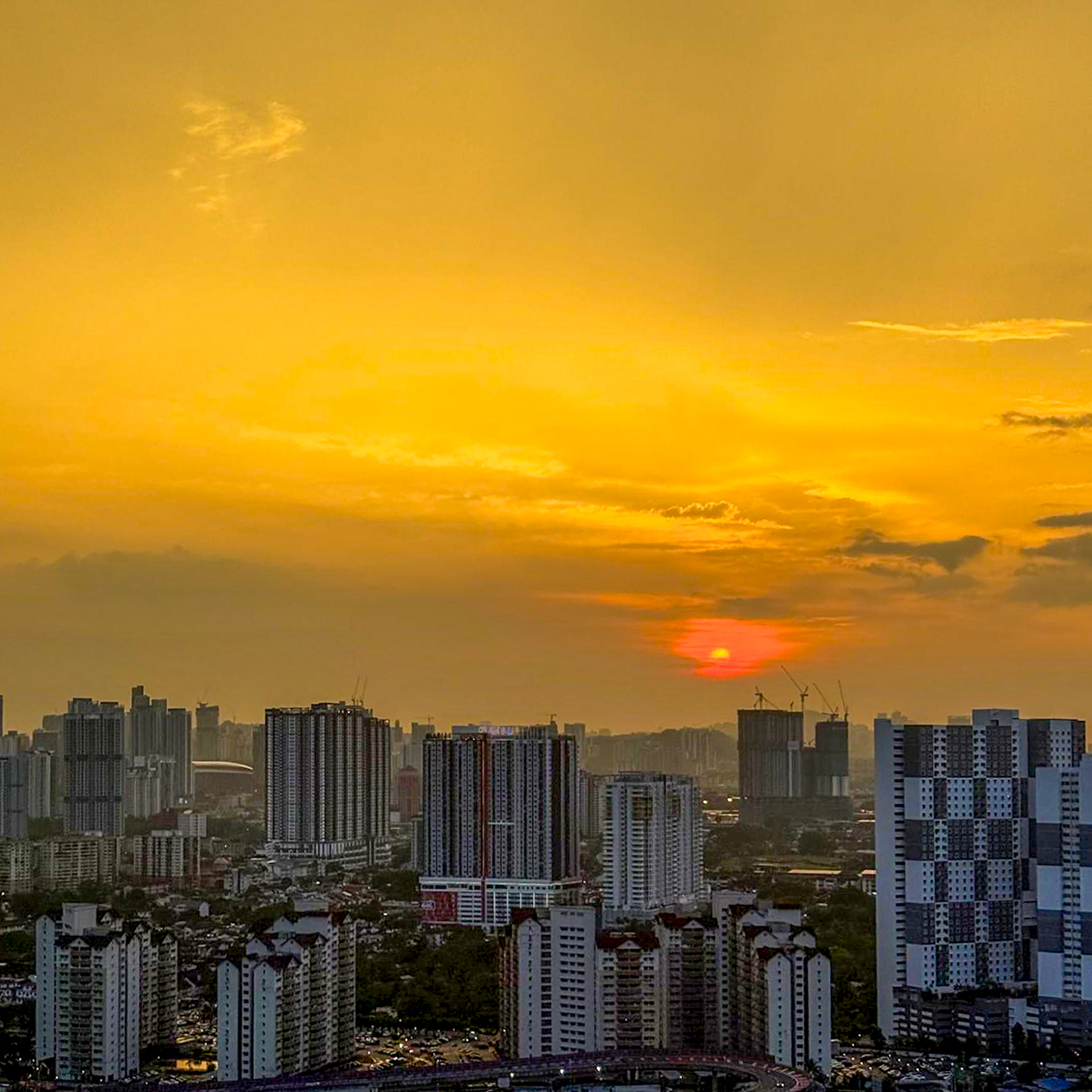 Гроза закончилась, после нее — красивый закат